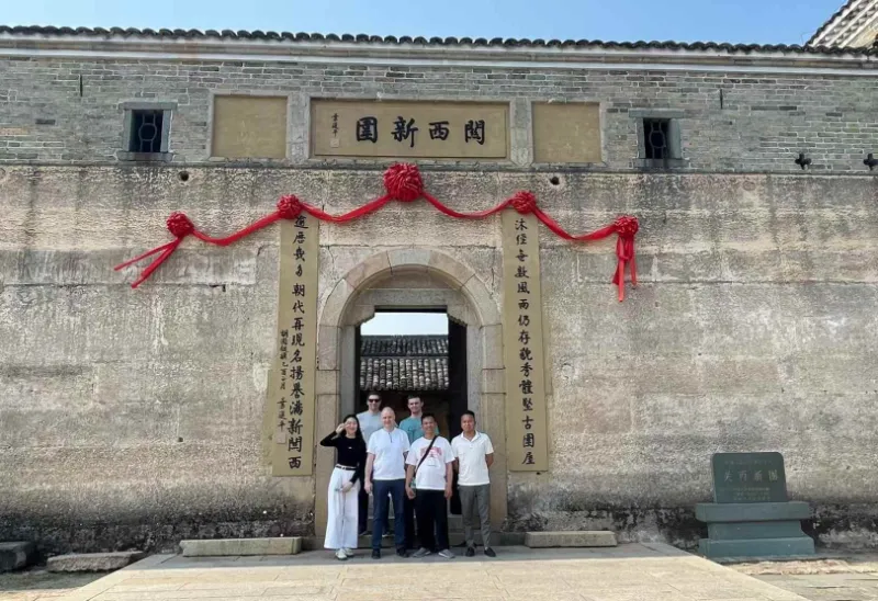 Forging Business, Forging Friendship: Yanming Metal Etching Factory atzerriko bezeroekin lankidetzan sakontzen du